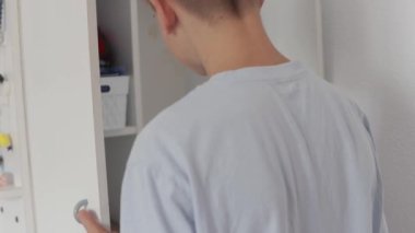 Çocuk kapısını açıyor.