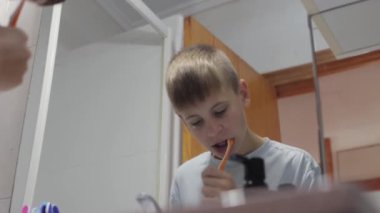 Çocuk aynaya bakıyorum