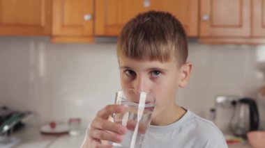 Çocuk taze sebze çorbası içiyor.