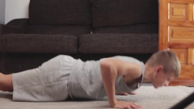 Genç bir kadın halıya tahta çakıyor.