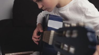 Gitar çalan küçük çocuk