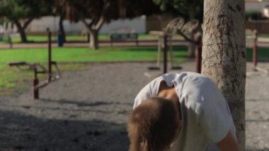 Çocuk parkta oyun oynuyordu. yüksek kaliteli fotoğraf