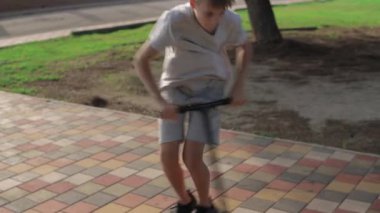 Sokakta scooterlı bir çocuk..