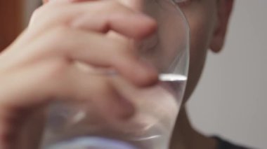 Bir adamın ellerinde bir bardak su.