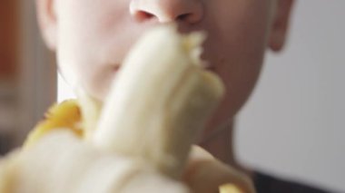 Muz yiyen adama yaklaş.