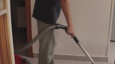 Genç çocuk oyuncağıyla oynuyor..