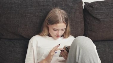Akıllı telefon kullanan genç bir kadın.