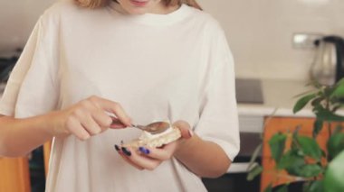 kadın Noel için hazırlanıyor