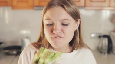 Taze salata yiyen kadın.