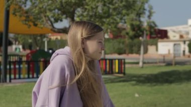 Parktaki kız, ağzı açık bir elbise içinde..