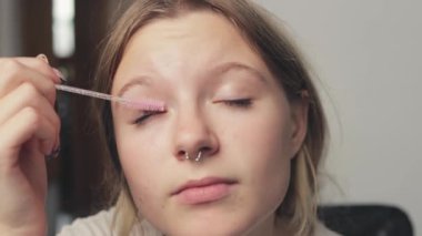 Kaplıcada yüz masajı yapan genç bir kadın.