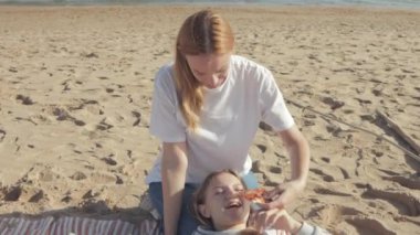 Anne ve kızı kumsalda kumsalda