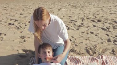 Anne ve oğlu sahilde.