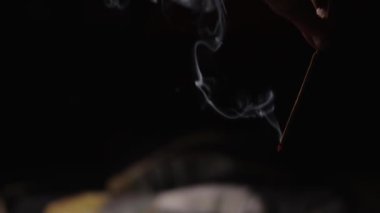 siyah zemin üzerine kırmızı mum yakma
