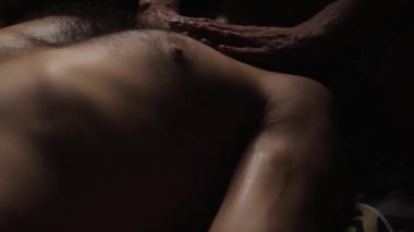 Stüdyoda güzel vücutlu genç bir adam var.