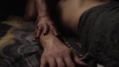 Masaj odasındaki adam.