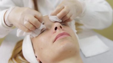 Güzellik uzmanı yüz masajı yapıyor.