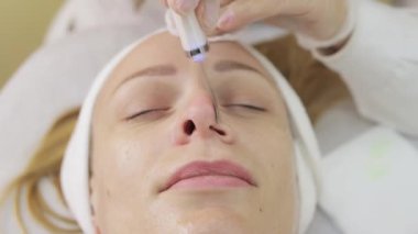 Genç bir kadın güzellik salonunda uzanıyor ve dinleniyor..