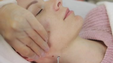 Kaplıca salonunda maske takan bir kadın. güzellik ve tedavi konsepti. yüksek kaliteli fotoğraf