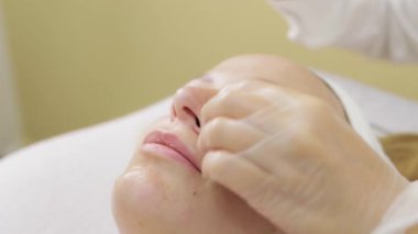 Kaplıcadaki kadın. Güzellik uzmanı yüzüne maske takıyor.