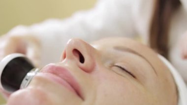 Güzellik salonunda maske takan genç bir kadın. Kapat..