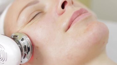 Güzellik salonunda yüz bakımı gören genç bir kadın..