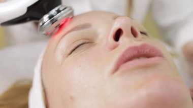 Maske takan genç bir kadın..