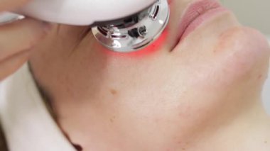 Güzellik salonunda maske takan genç bir kadın..