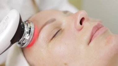 Kadın yüzüne yakın dur.