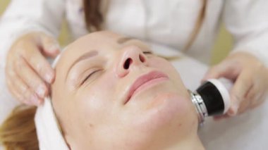 Kadın güzellik salonunda maske takıyor.