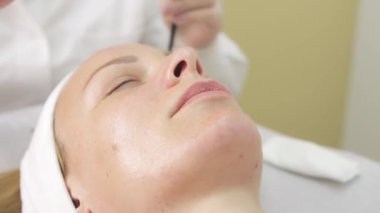 Güzellik salonundaki kadın.