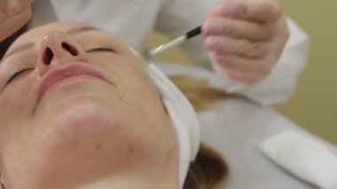 Kaplıca salonundaki kadın.