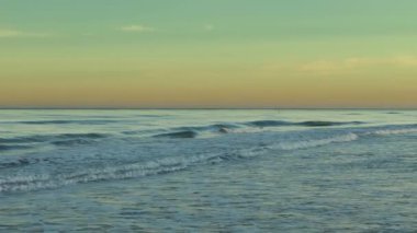 Sahilde güzel bir gün batımı