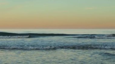 Okyanus kıyısında dalgalar.