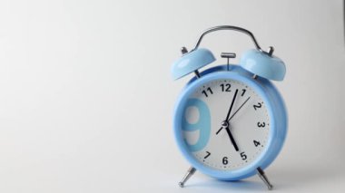 Beyaz arkaplanda alarm saati