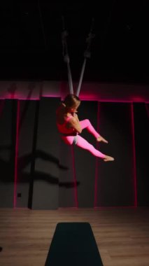 Spor salonunda egzersiz yapan genç bir kız.