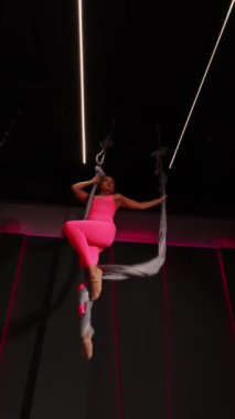 Genç kadın sahnede direk dansı yapıyor..