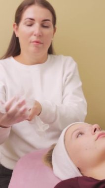 Güzellik salonunda bir kadın