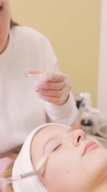 Güzellik salonunda genç bir kadın.