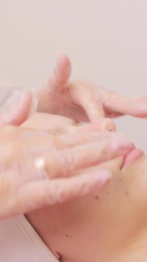 Kadın güzellik salonunda spa tedavisi görüyor..