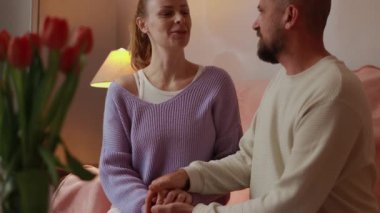 Mutlu çift evde el ele tutuşuyor.