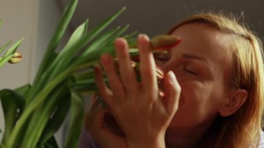 kadın kırmızı lale ile