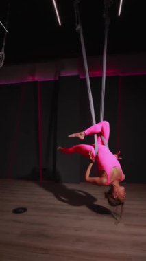 Spor salonunda yoga yapan genç bir kadın.