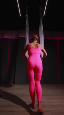 Dans salonunda dans eden genç bir kadın.