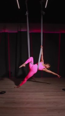 Spor salonunda egzersiz yapan genç bir kız.