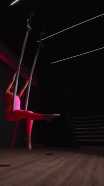 Genç bayan dansçı havadan dans ediyor.