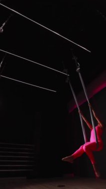 Kız spor salonunda yoga yapıyor.