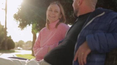 Parkta aşık bir çift.