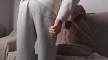 Genç adam kahve içerken kocası olan kadın...