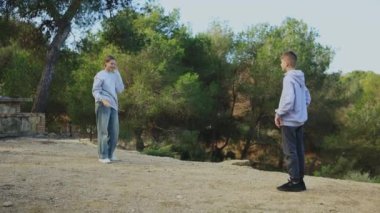 Genç adam ve kadın parkta yürüyorlar.